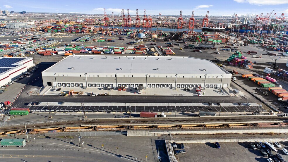 More Photos Of 5-61 Bay Ave, Elizabeth Distribution For Lease