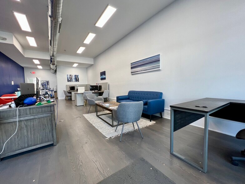 More Photos Of 553 S Spring Rd, Elmhurst Storefront Retail Office For Lease