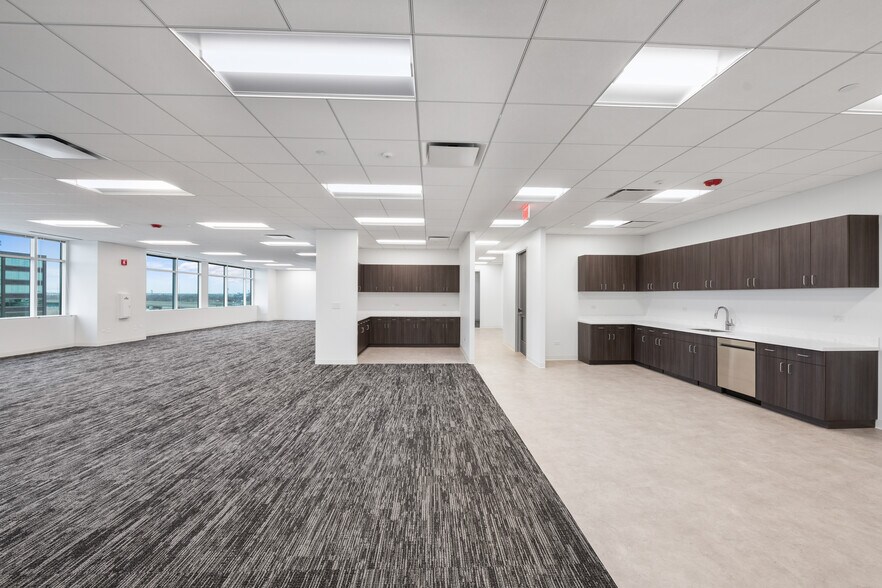 More Photos Of 9550 W Higgins Rd, Rosemont Office For Lease