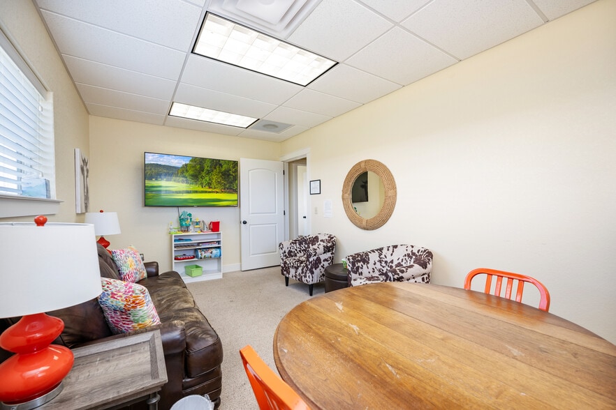 More Photos Of 140 Paloma Dr, Floresville Office For Sale