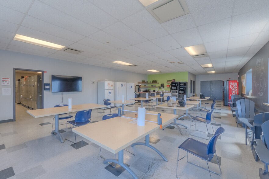 More Photos Of 10400 Renaude-Lapointe, Montréal Distribution For Sale