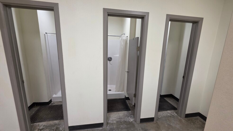 More Photos Of 8211 E County Road 62, Midland Warehouse For Sale