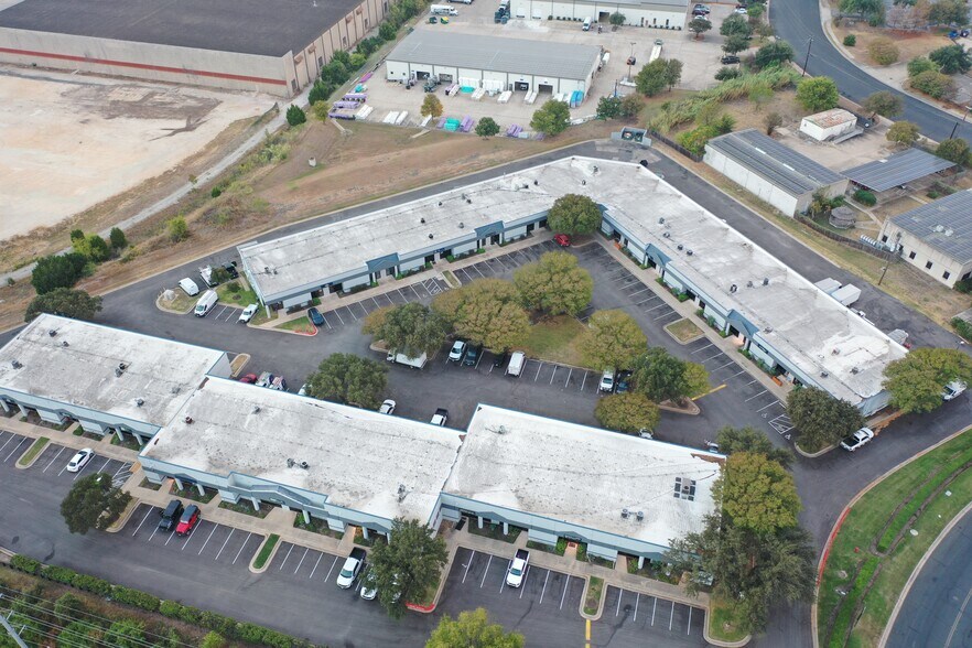 More Photos Of 3709 Promontory Point Dr, Austin Unknown For Lease