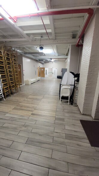 More Photos Of 141 Coit St, Irvington Showroom For Lease