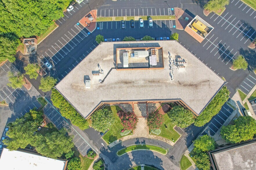 More Photos Of 5024 Parkway Plaza Blvd, Charlotte Office For Sale