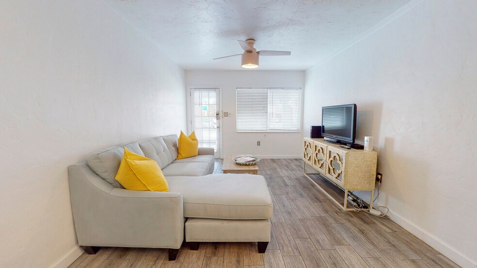 More Photos Of 10200 Gulf Blvd, Treasure Island Hotel For Sale