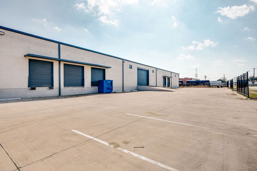 More Photos Of 8811 John W Carpenter Fwy, Dallas Warehouse For Lease