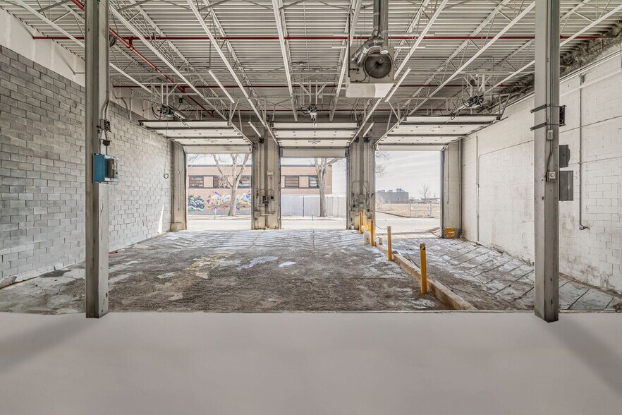 More Photos Of 5655 Rue de Marseille, Montréal Light Distribution For Lease