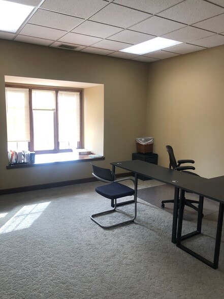 More Photos Of 14047 W Petronella Dr, Libertyville Office For Sale