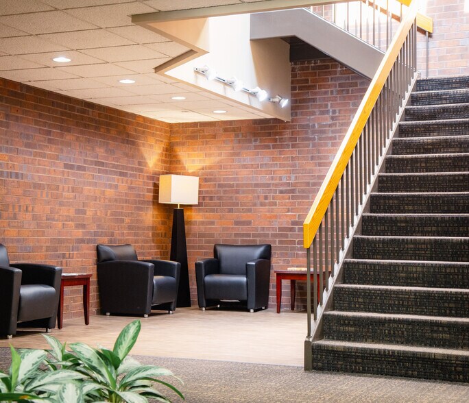 More Photos Of 200 W 22nd St, Lombard Unknown For Lease