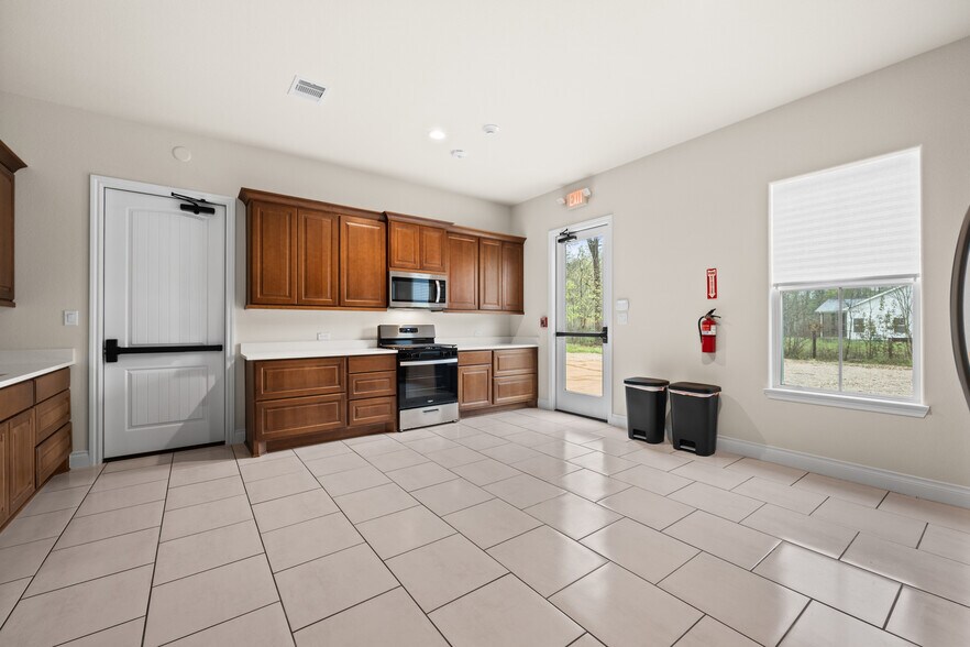 More Photos Of 19151 Oak Canyon Dr, Conroe Coworking Space