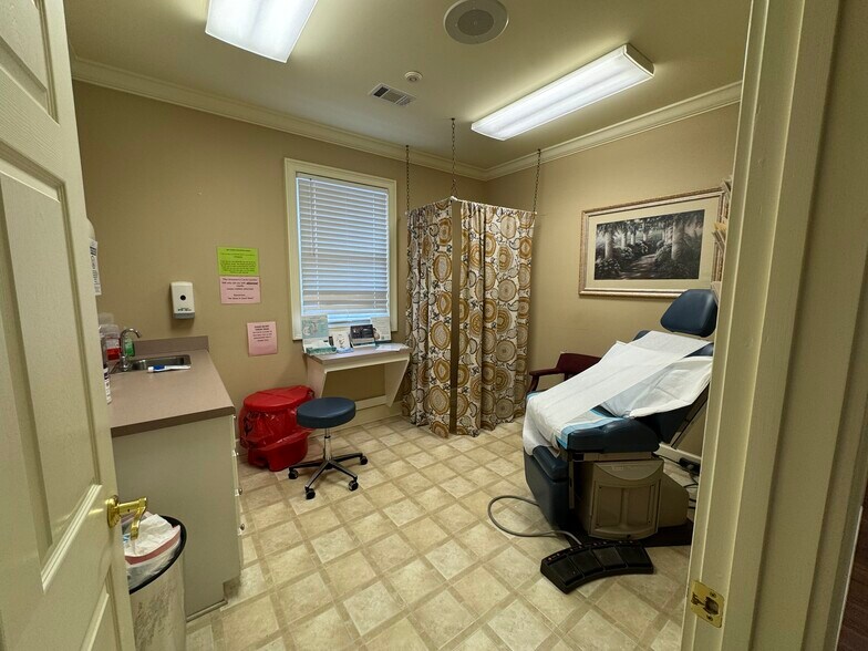 More Photos Of 1001 Fernwood Dr, Milledgeville Medical For Sale