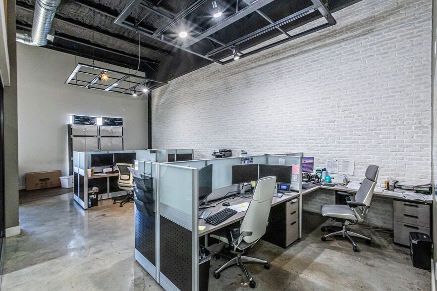 More Photos Of 302 Crossroads Loop, Laredo Office For Lease