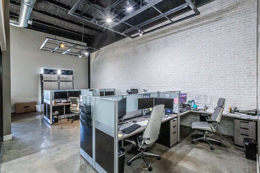 More Photos Of 302 Crossroads St, Laredo Office For Lease