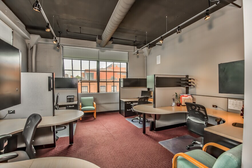 More Photos Of 1314 NW Irving St, Portland Office For Sale