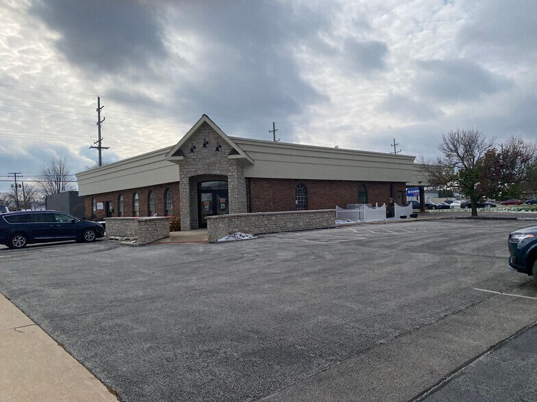 More Photos Of 435 E North St, Bradley Bank For Lease