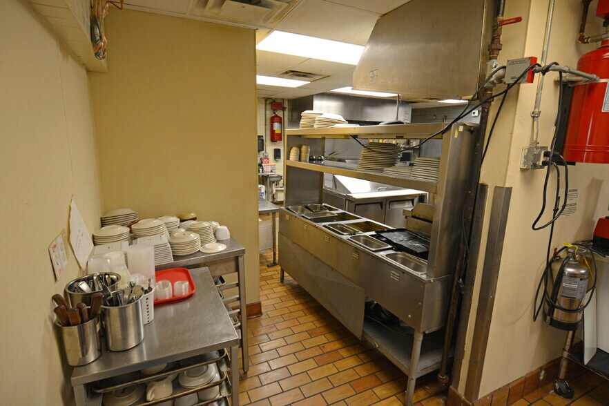 More Photos Of 101 N Us-17, Palatka Drugstore For Sale