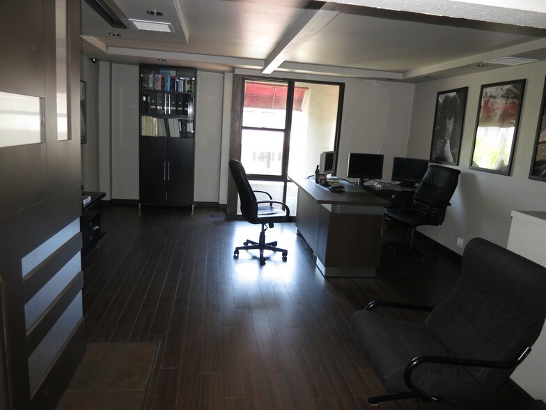 More Photos Of 711 W 17th St, Costa Mesa Research And Development For Sale