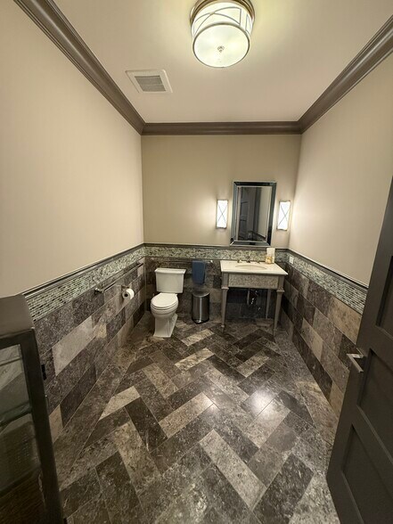 More Photos Of 209 Hubbard Dr, Heath Freestanding For Lease