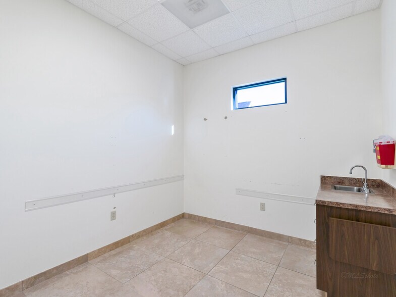 More Photos Of 714 S Peek Rd, Katy Medical For Lease