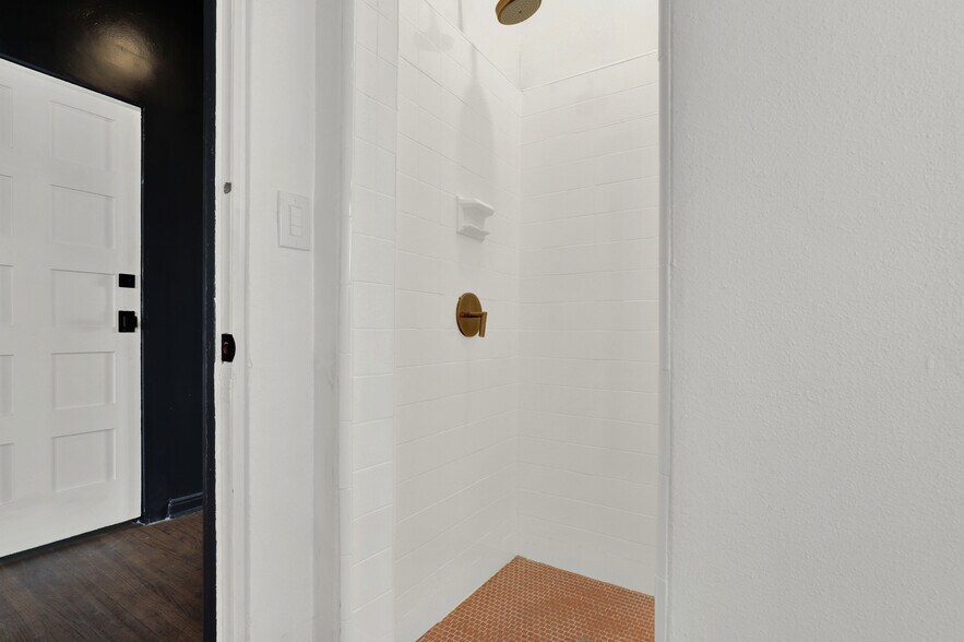 More Photos Of 435 S Boyle Ave, Los Angeles Office Residential For Sale