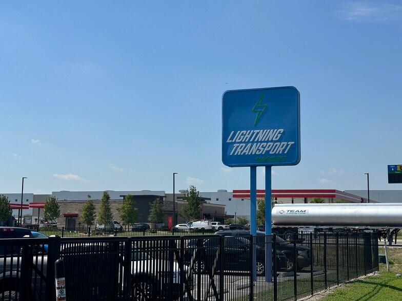 More Photos Of 6015 N US Highway 301, Tampa Warehouse For Lease