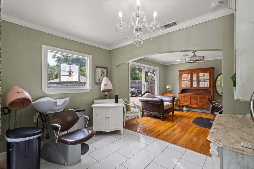 More Photos Of 810 18th St, Plano Office For Sale