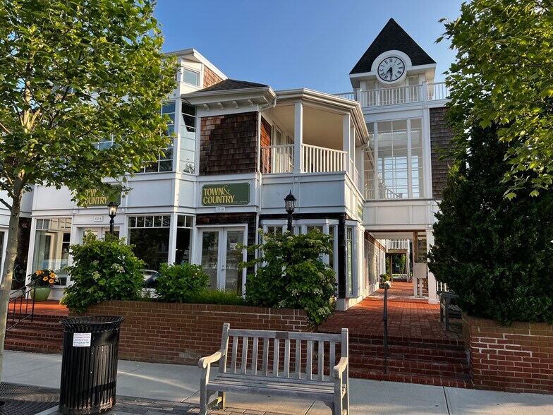 More Photos Of 132 Main St, Westhampton Beach Storefront Retail Office For Lease
