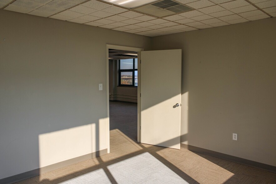 More Photos Of 201 E Markham St, Little Rock Office For Lease