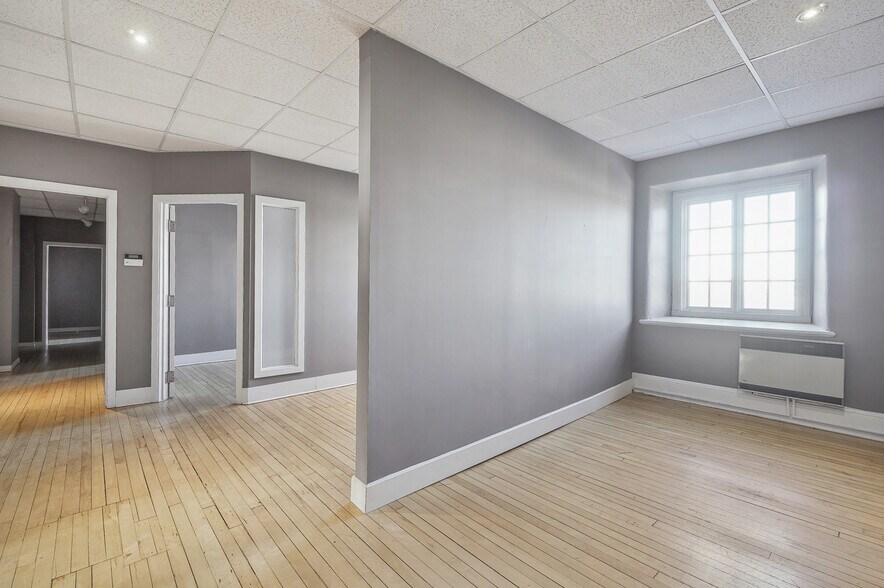 More Photos Of 32 Rue Saint-Charles, Longueuil Office For Lease