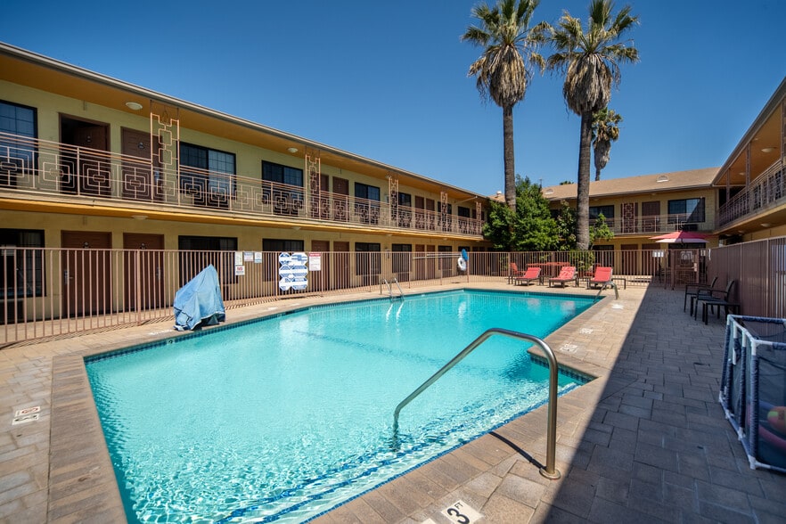 More Photos Of 12933 Ventura Blvd, Studio City Hotel For Sale
