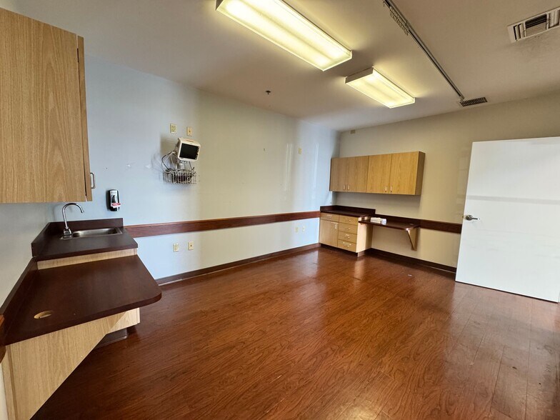 More Photos Of 1215 Dunn Ave, Jacksonville Medical For Lease