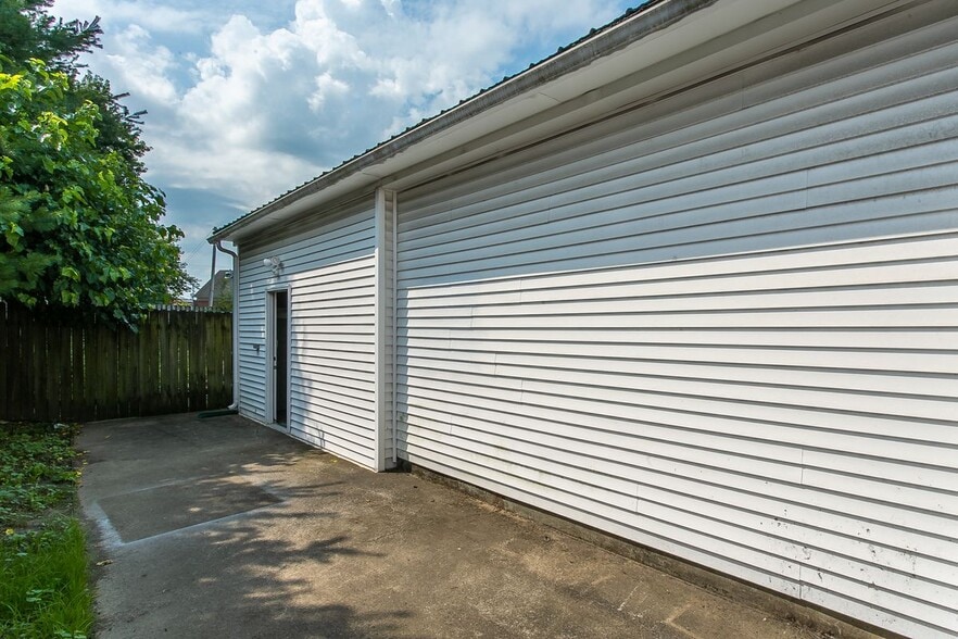 More Photos Of 2407 S Shelby St, Louisville Storefront For Sale