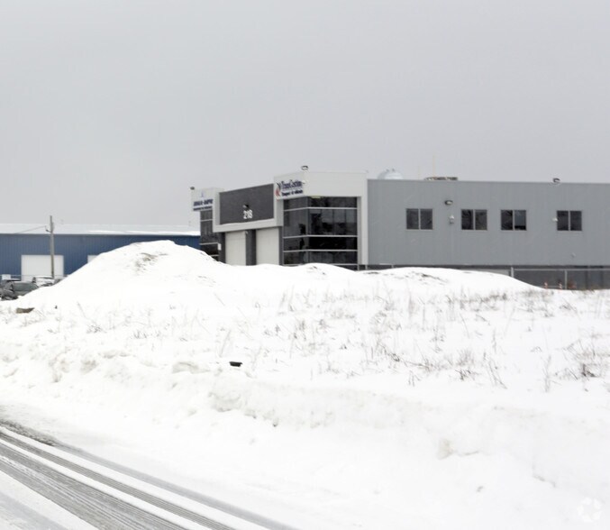 More Photos Of 218 Rue Robinson, Saint-eustache Flex For Lease