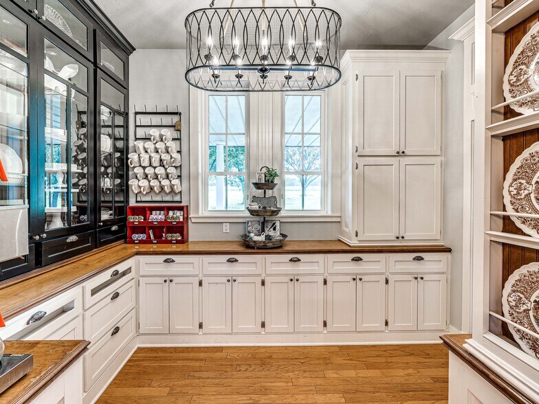 More Photos Of 18509 Brangus Rd, Shawnee Specialty For Sale