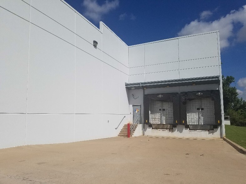 More Photos Of 4924 Cambridge Rd, Fort Worth Distribution For Sale