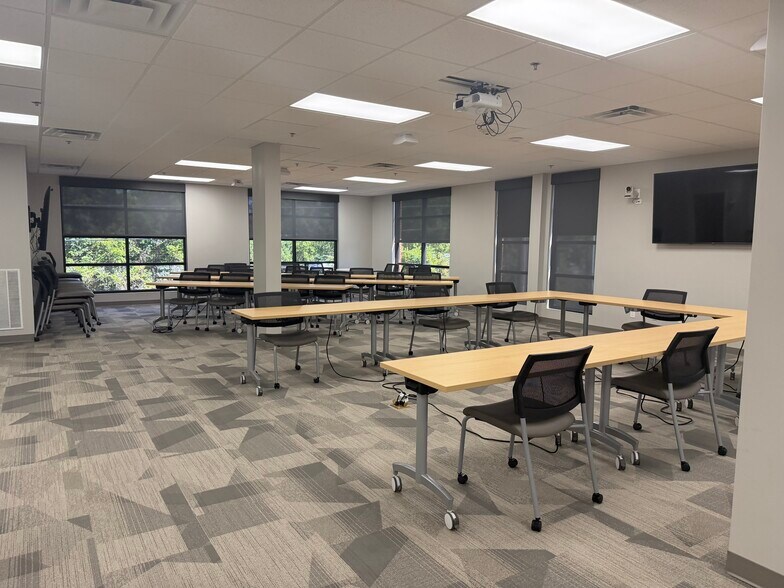 More Photos Of 1020 Monarch St, Lexington Office For Sale