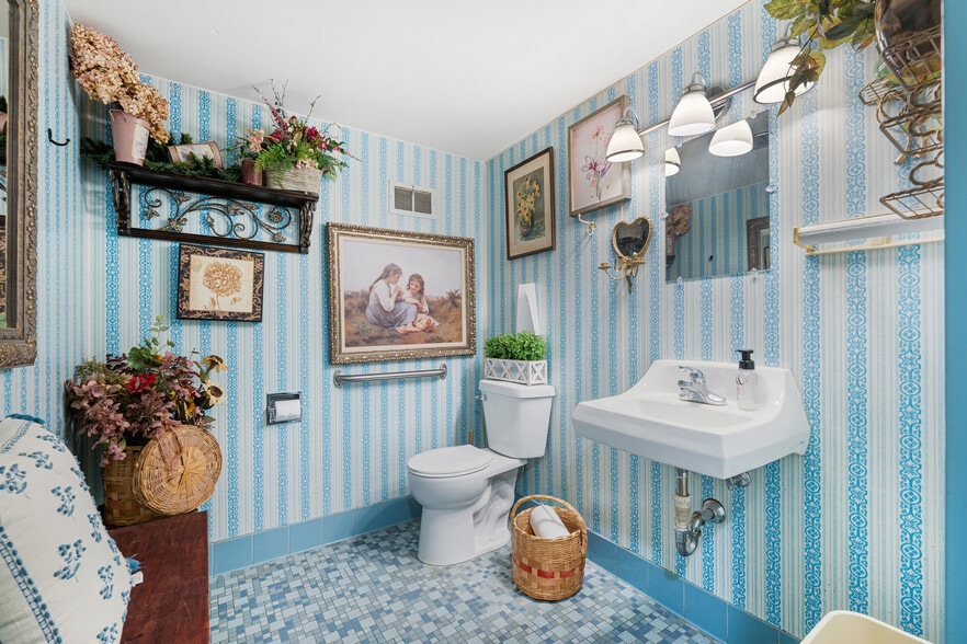 More Photos Of 811 Oregon St, Oshkosh Restaurant For Sale