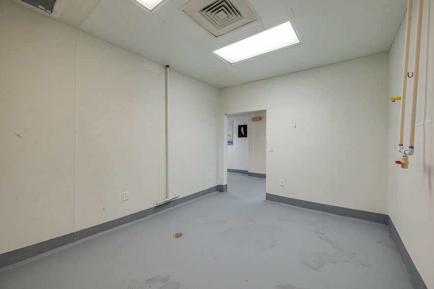 More Photos Of 174 NW 9th ave, Mulberry Distribution For Sale