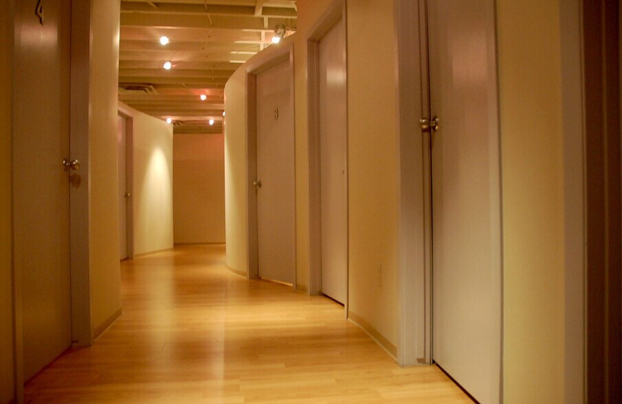 More Photos Of 320 10th St NW, Calgary Storefront Retail Office For Lease