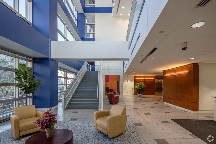 More Photos Of 5901 West Side Ave, North Bergen Office For Lease