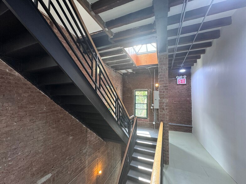 More Photos Of 39 Washington Ave, Brooklyn Storefront Retail Office For Lease