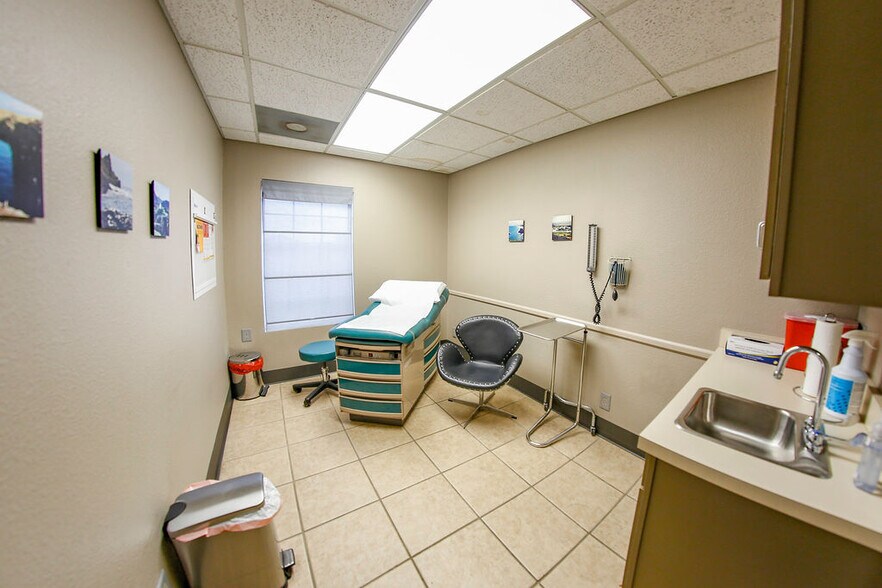 More Photos Of 4550 Lamar Ave, Paris Rehabilitation Center For Lease