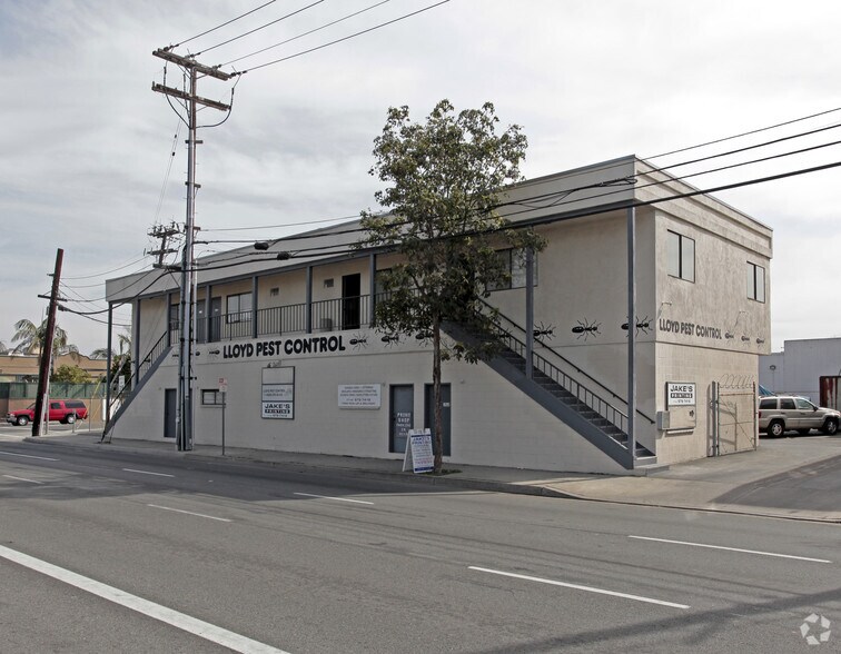 More Photos Of 566 E Dyer Rd, Santa Ana Warehouse For Sale