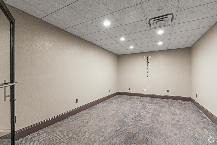 More Photos Of 421 Compton Ave, Irving Warehouse For Lease