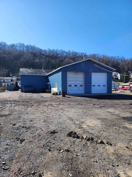 More Photos Of 2384 W 23rd St, Bellaire Warehouse For Sale