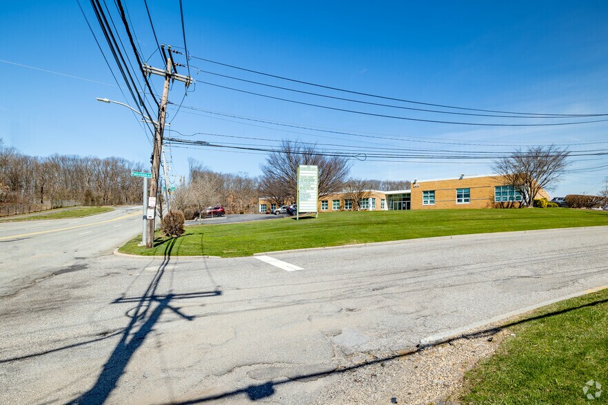 More Photos Of 303 Sunnyside Blvd, Plainview Showroom For Lease