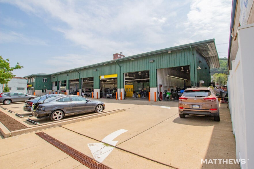 Primary Photo Of 2950 Penn Ave, Pittsburgh Auto Repair For Sale