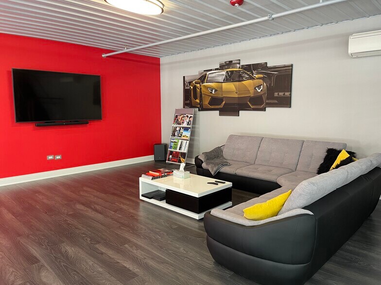 More Photos Of 2220 Ferry Rd, Naperville Showroom For Sale