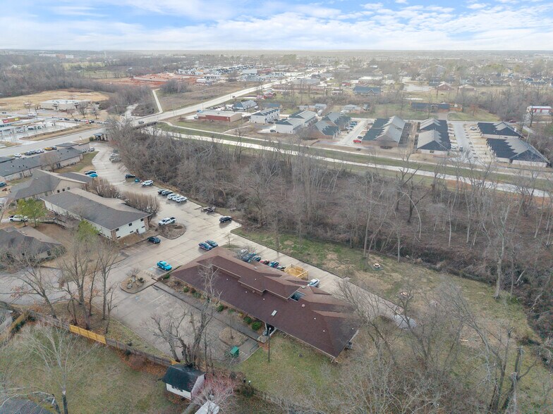 More Photos Of 6 Halsted Cir, Rogers Office For Lease